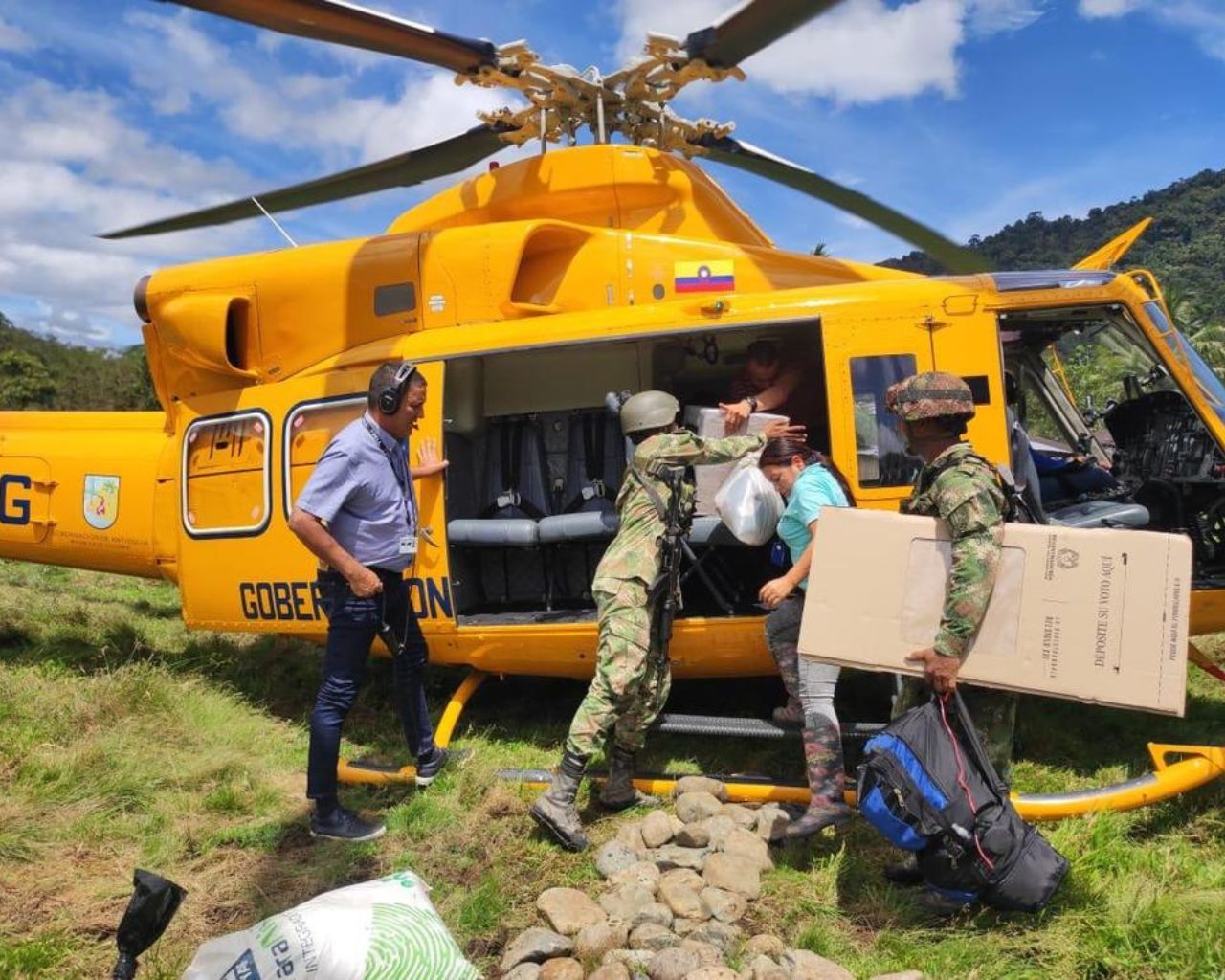 Helicóptero Ejército con material electoral