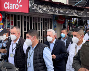 El expresidente llegó fuertemente escoltado a la Comuna 13 de Medellín