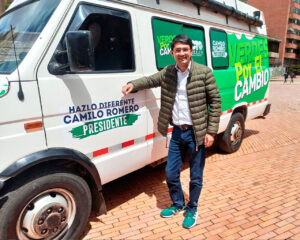Camilo Romero junto al vehículo en el que recorrerá el país
