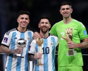 Enzo Fernández, Lionel Messi y Emiliano Martínez de Argentina