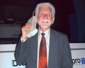 Martin Cooper llamando desde Motorola