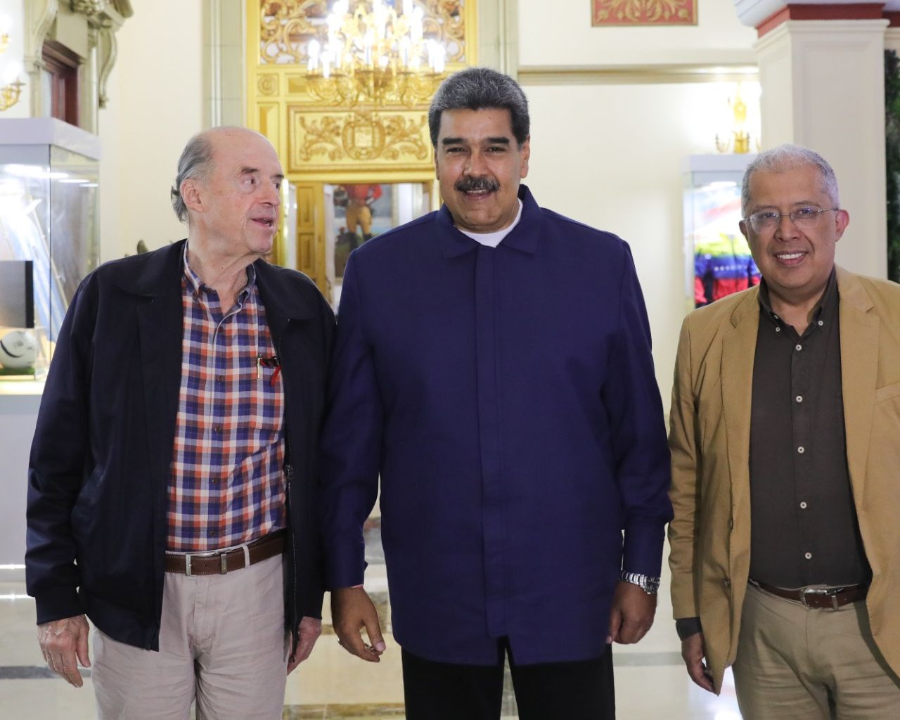 Nicolás Maduro y Álvaro Leyva, políticos