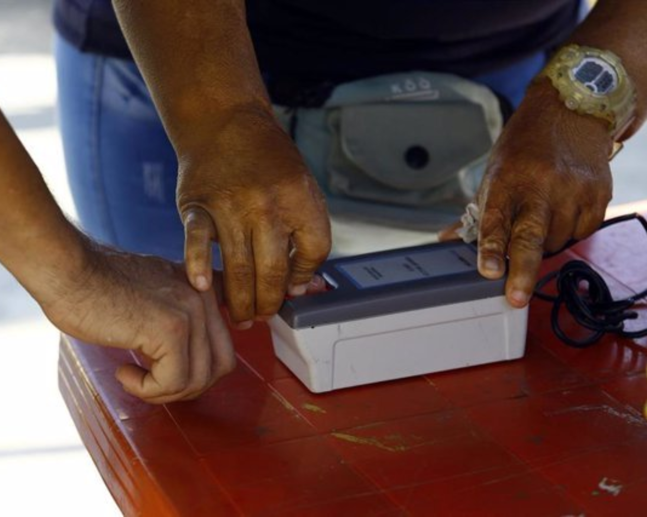 Recolección de huellas en el proceso para activar un referéndum en Venezuela