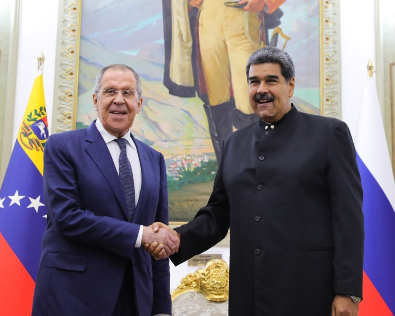 El presidente de Venezuela, Nicolás Maduro, con el ministro de Exteriores de Rusia, Sergei Lavrov, durante una reunión en Caracas