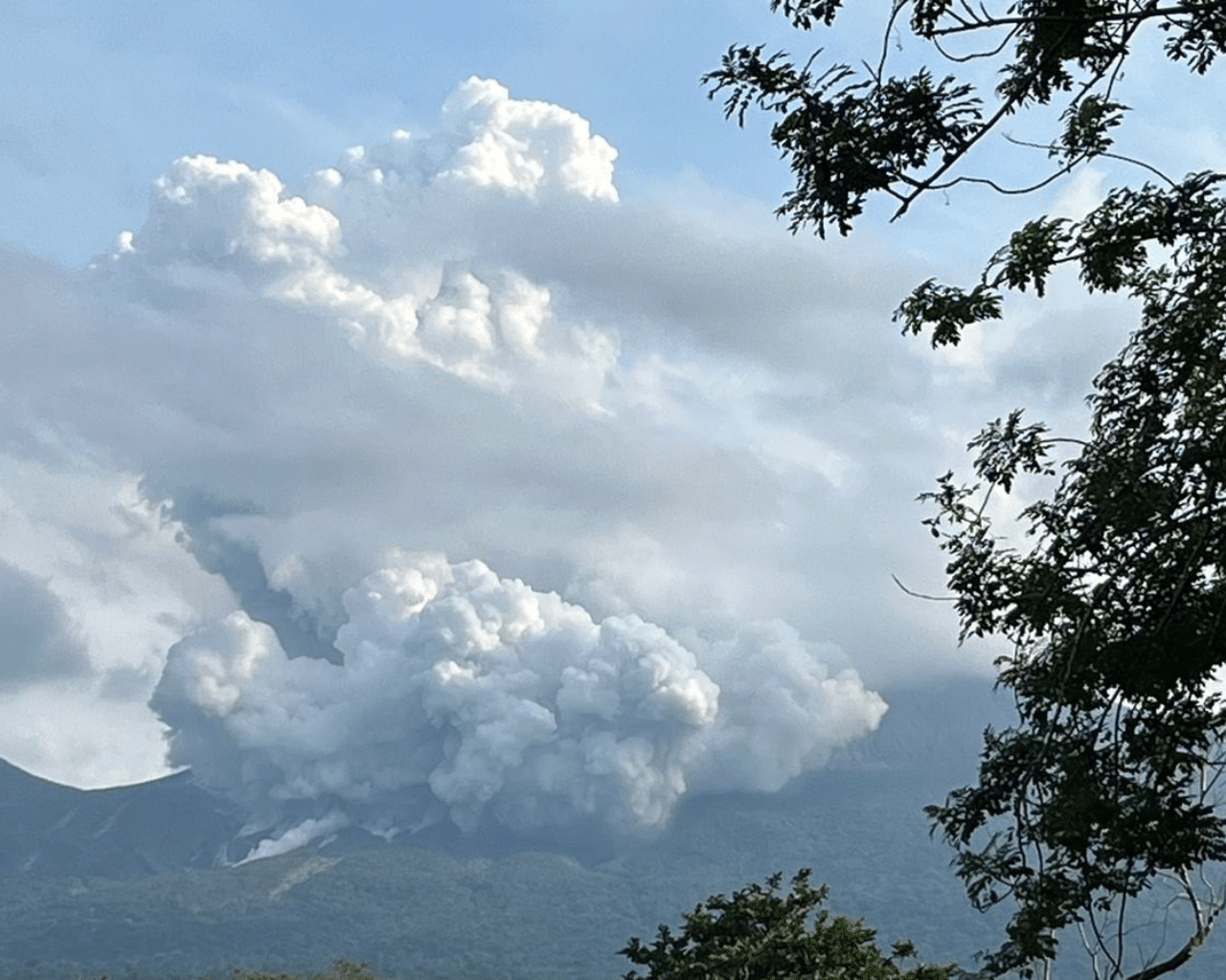 El volcán Rincón de la Vieja, en Costa Rica, entra en erupción