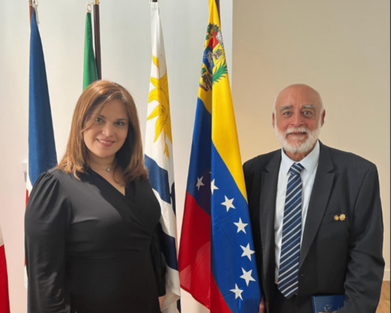 Daniel Scott-Algara junto a la encargada de Negocios Ad Hoc de la nación suramericana, Carolina Gerendas