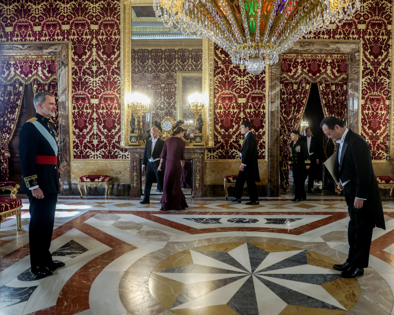 El Rey Felipe VI (i) recibe al embajador de Japón, Takahiro Nakamae (d), durante la presentación de cartas credenciales, en el Palacio Real de Madrid