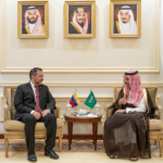 El ministro de Exteriores de Venezuela, Yván Gil, y su homólogo saudí, Faisal bin Farhán