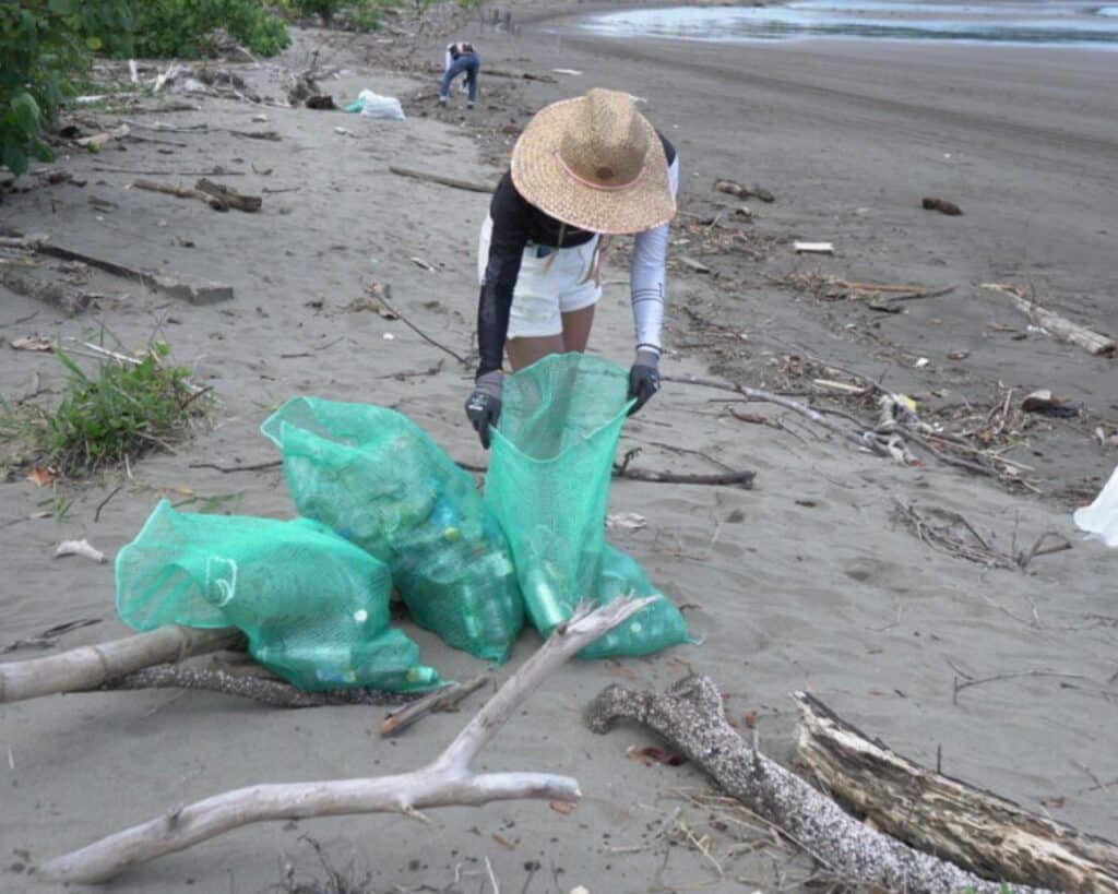 Plástico reciclado en la playa