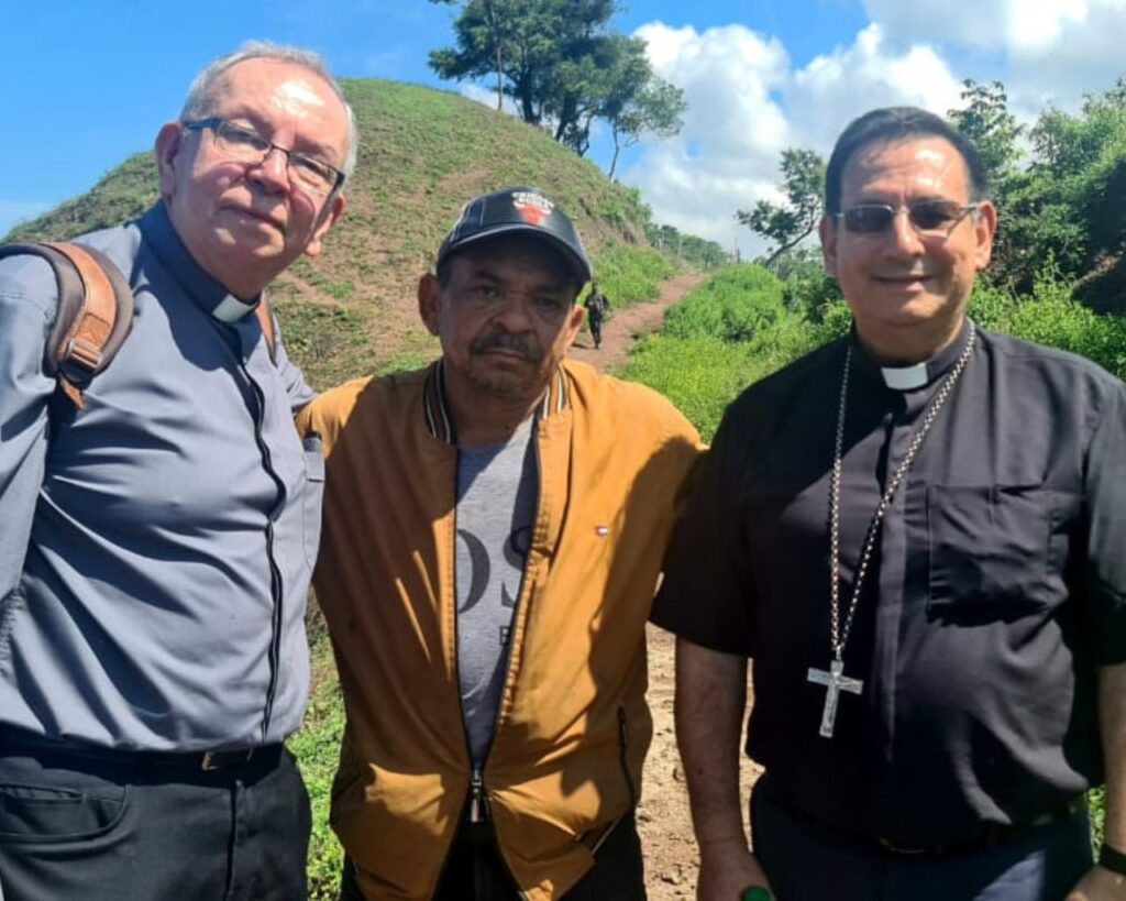 Mons. Francisco Ceballos, Luis Manuel y Mons. Héctor Henao en liberación