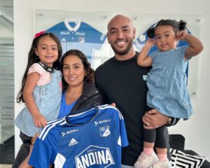 Diego Novoa y su familia en llegada a Millonarios