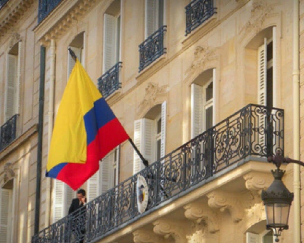 Bandera de Colombia en la Cancillería