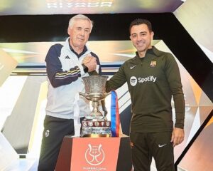 Carlo Ancelotti y Xavi Hernández, entrenadores