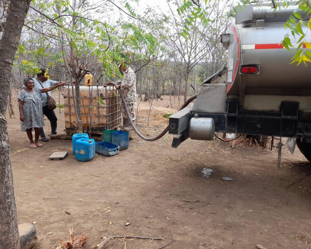Ejercito ayuda a transportar agua al César y La Guajira |